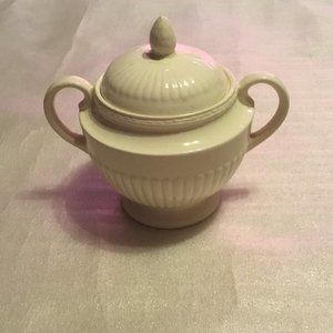 Lovely Wedgwood Edme 4 5/8" sugar dish w/ lid